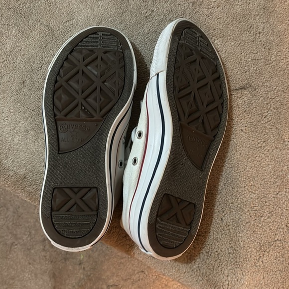 Size 8 Converse, classic white with the lines on the bottom like new - Picture 2 of 3